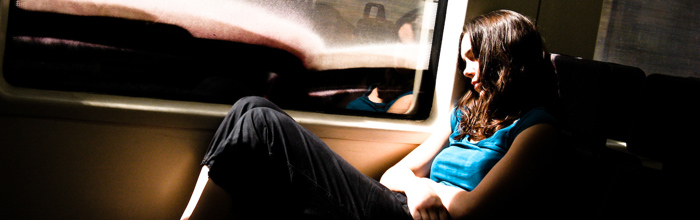 Sophie pique un petit somme dans le train Port-Bou - Barcelone