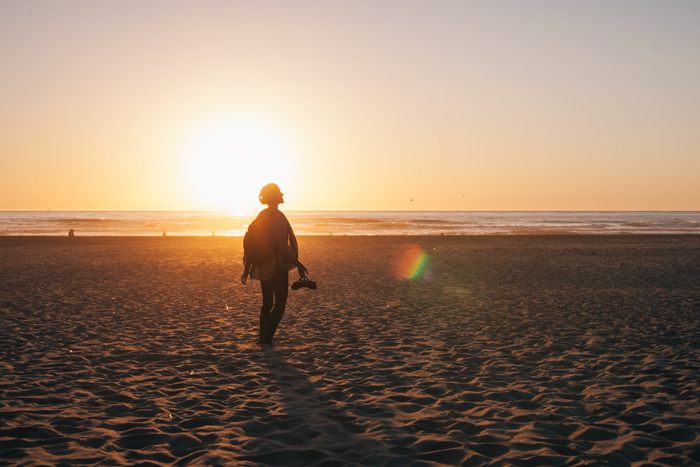 Femme sur la place, devant l'Océan, coucher du Soleil, San Francisco