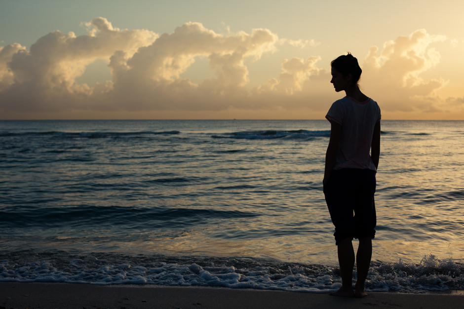 Femme devant l'Océan au lever du Soleil, Miami Beach