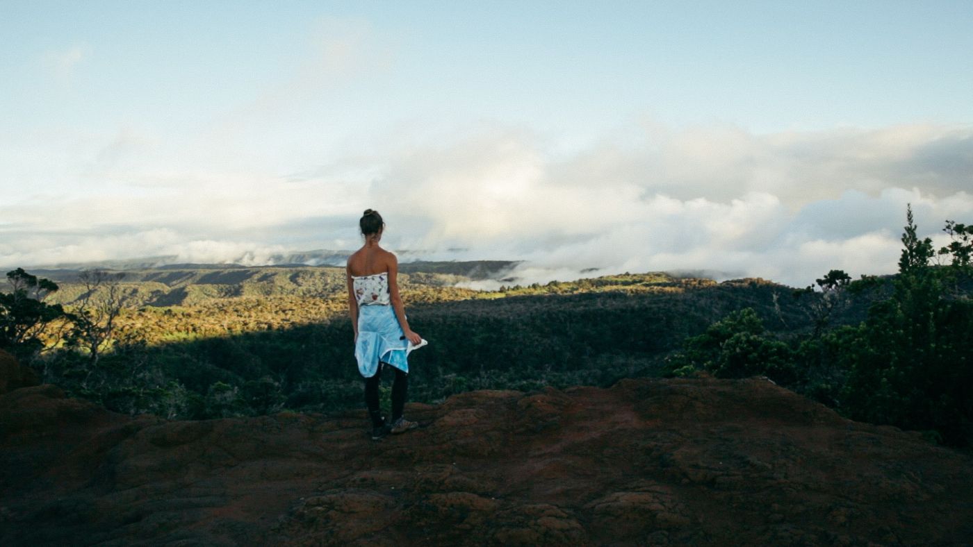 Femme devant une forêt, Koke'e State Park, Kaua'i, Hawaii