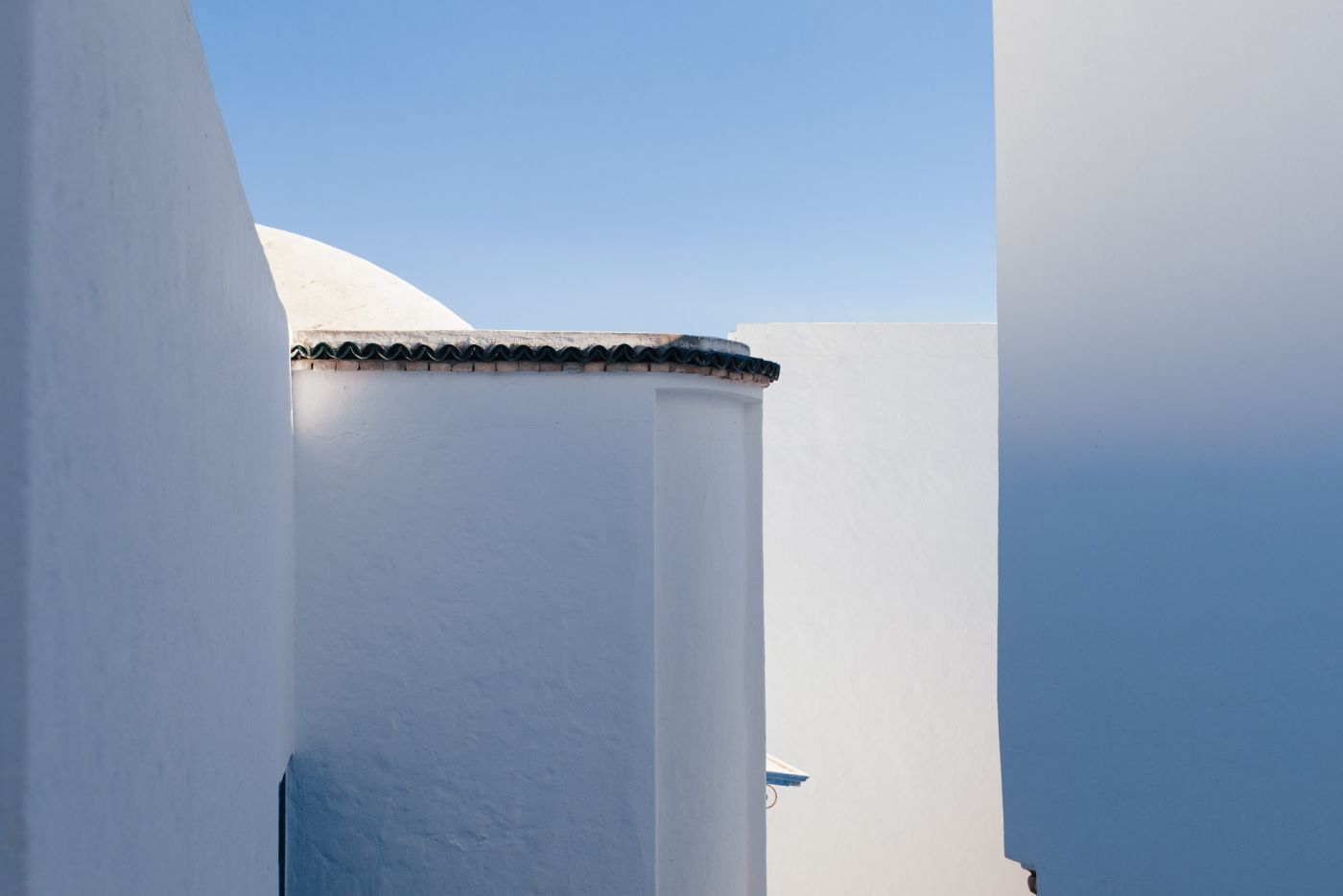 Murs blancs, ciel bleu, Tunisie