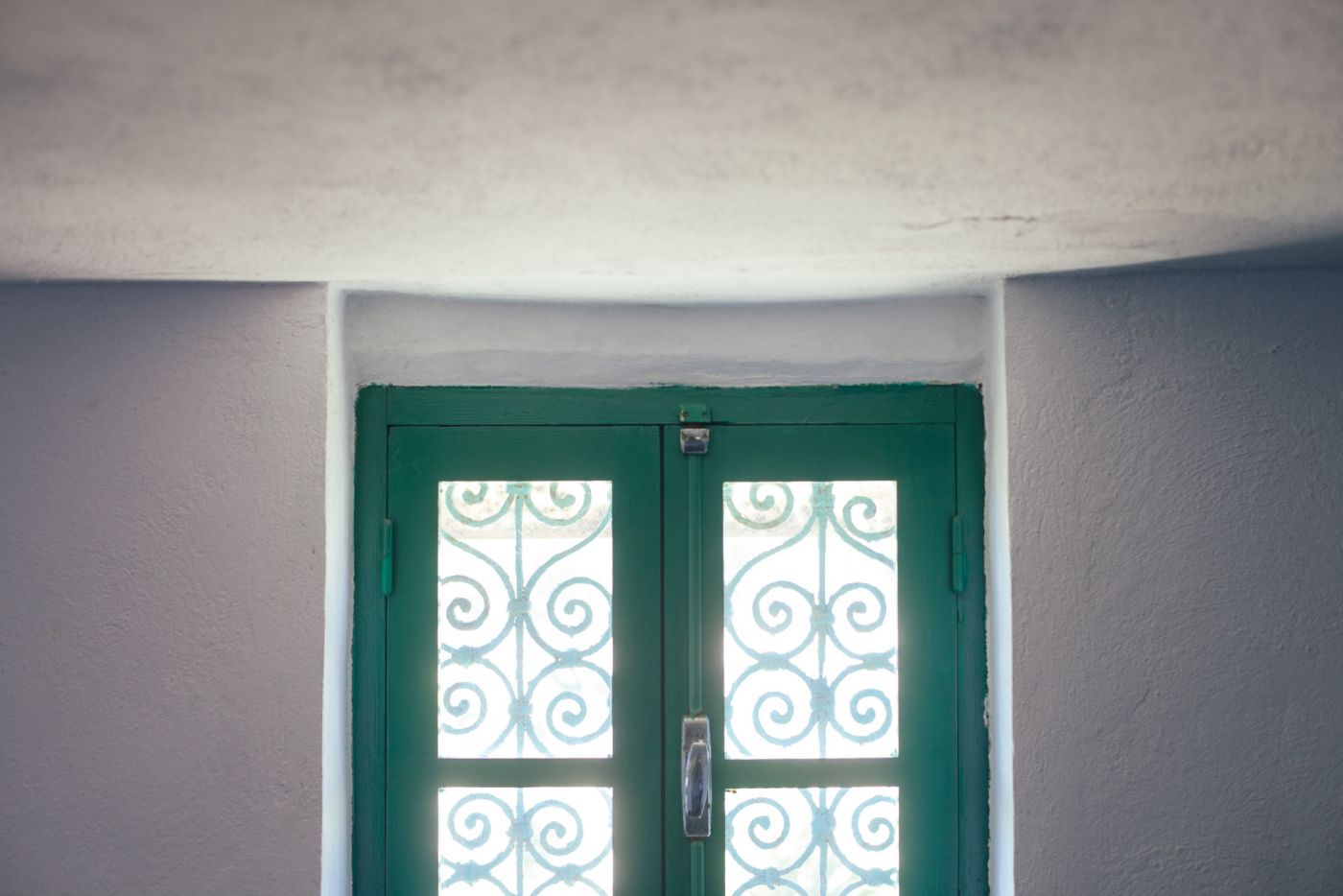 Cadre de fenêtre en bois vert, fer forgé, Tunisie