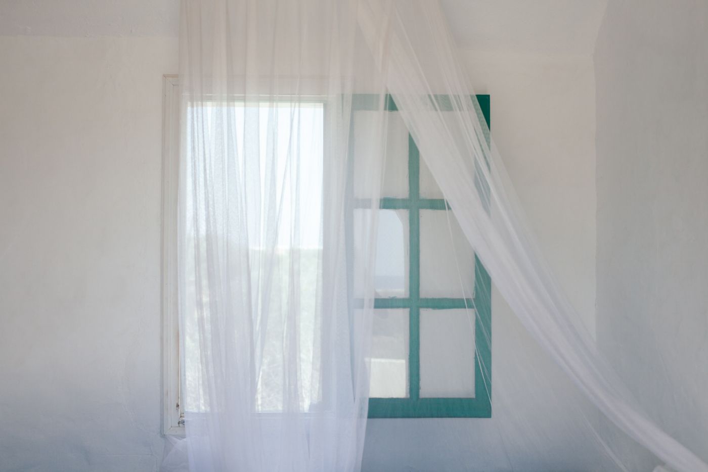 Cadre de fenêtre vert, rideaux blancs, Tunisie