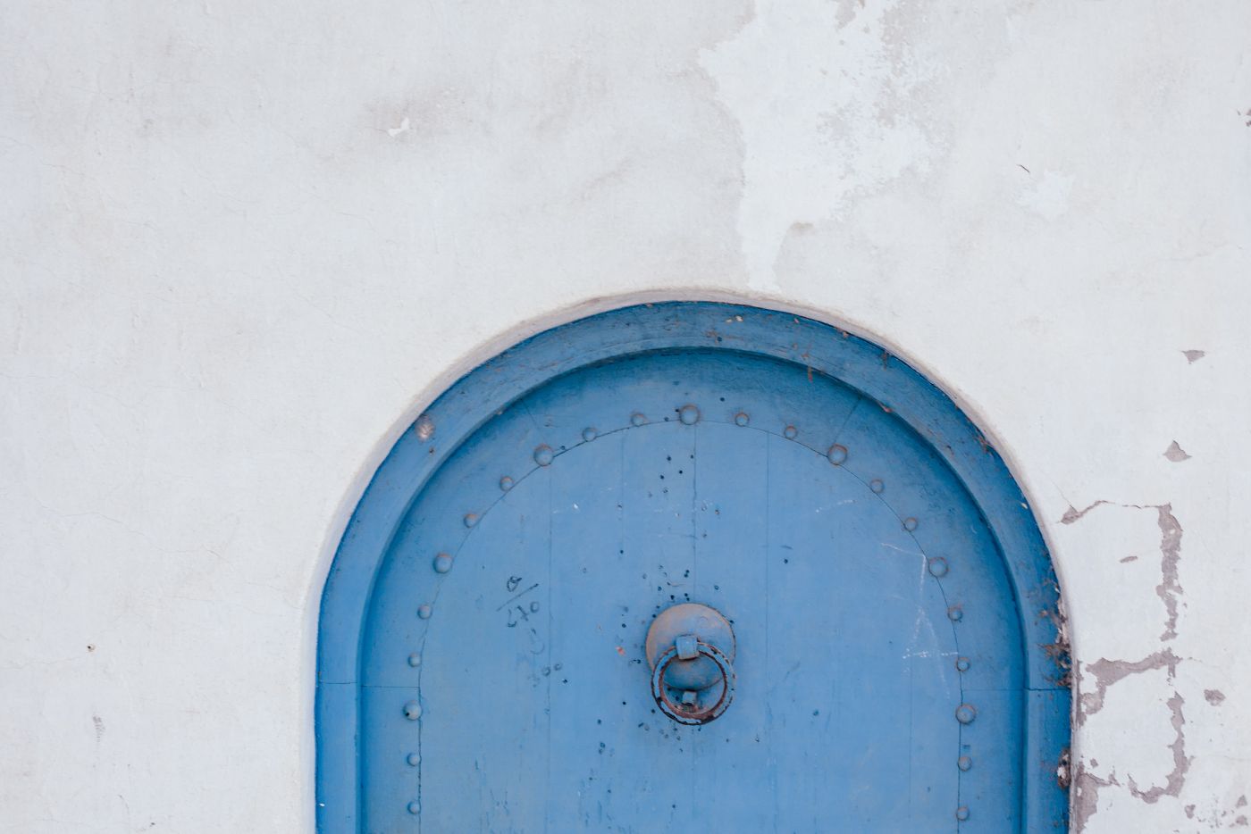 Porte en bois bleue ronde, fer forgé, Tunisie