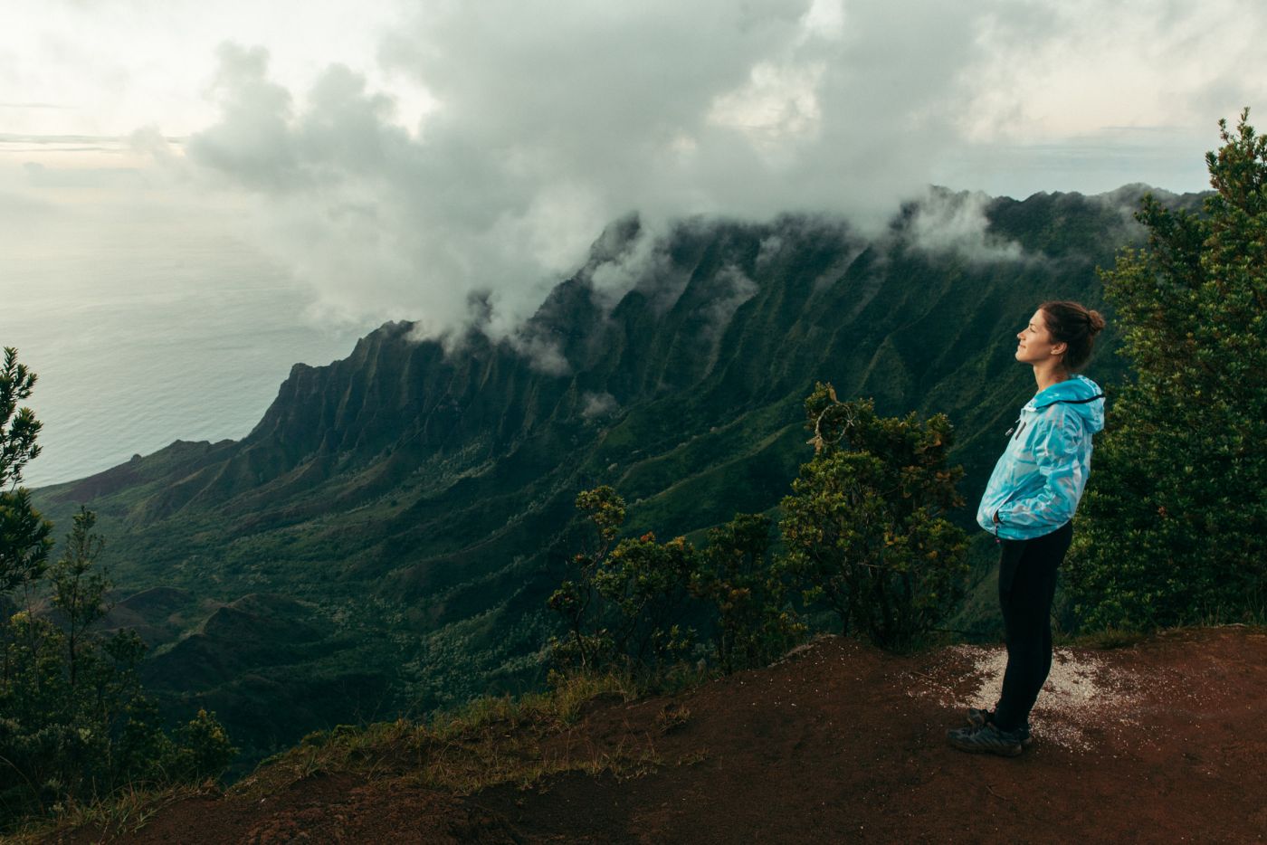 Woman standing in front of Kalalau Valley Viewpoint, Koke'e State Park, Kaua'i, Hawaii