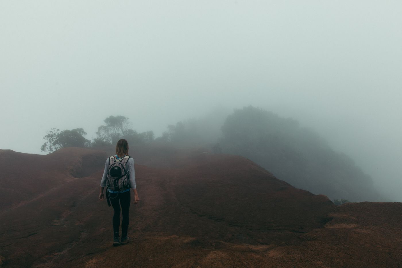 Marcher dans la brume, Kalalau Valley, Koke'e State Park, Kaua'i, Hawaii