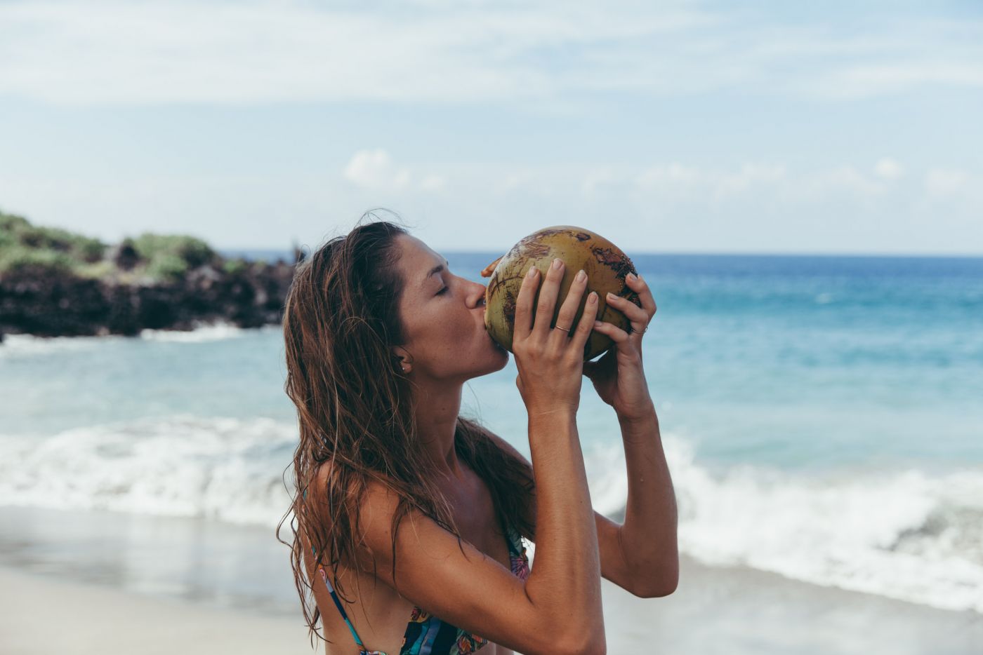 Fille buvant l'eau de noix de coco, Pohue Bay Beach, Ocean View, Big Island, Hawaii