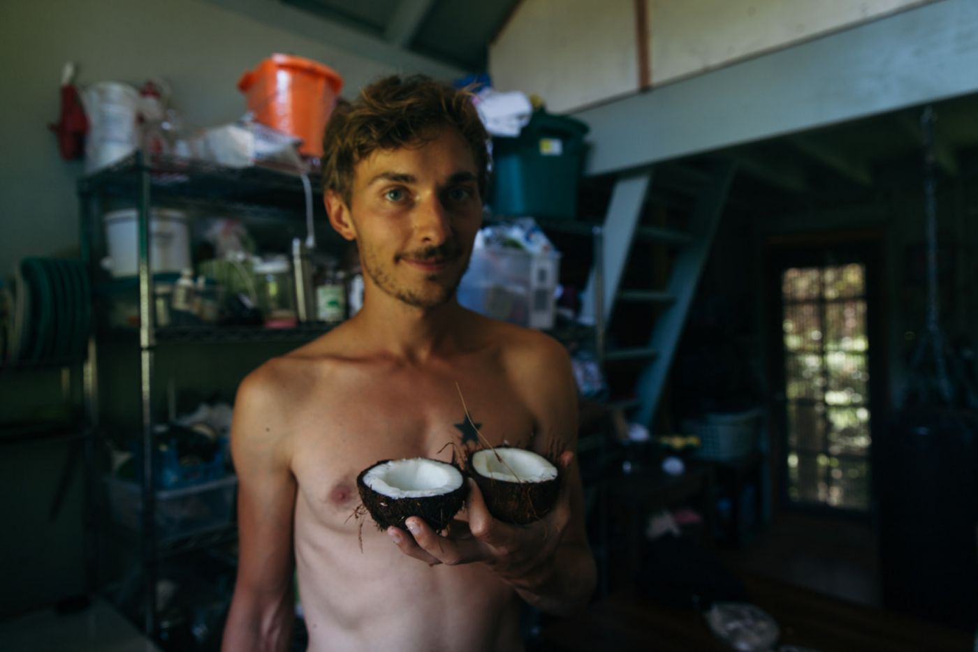 Homme tenant une noix de coco ouverte, Pahoa, Hawaii