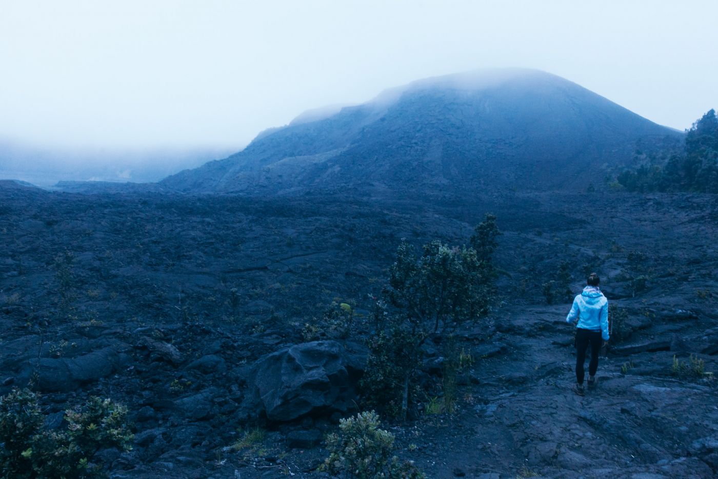 Femme entrant le Kilauea Iki Crater, Hawaii