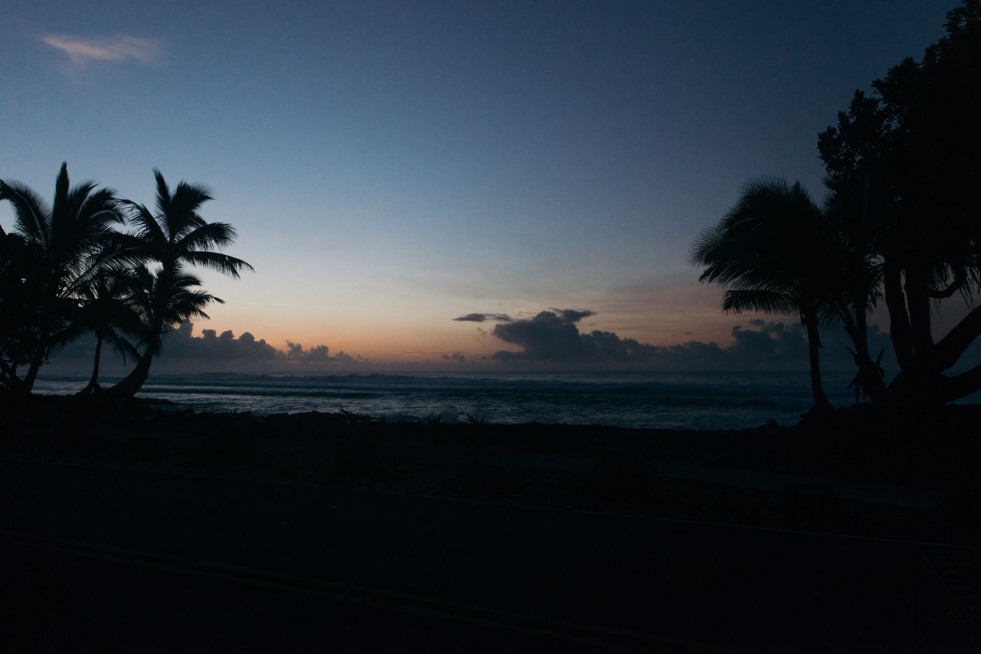 Avant le lever de Soleil, à Isaac Hale Beack Park, Hawaii