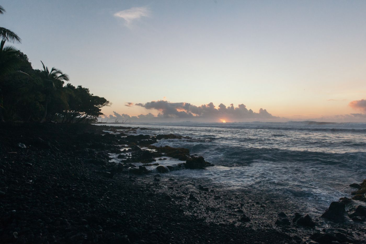 Avant le lever de Soleil, à Isaac Hale Beack Park, Hawaii