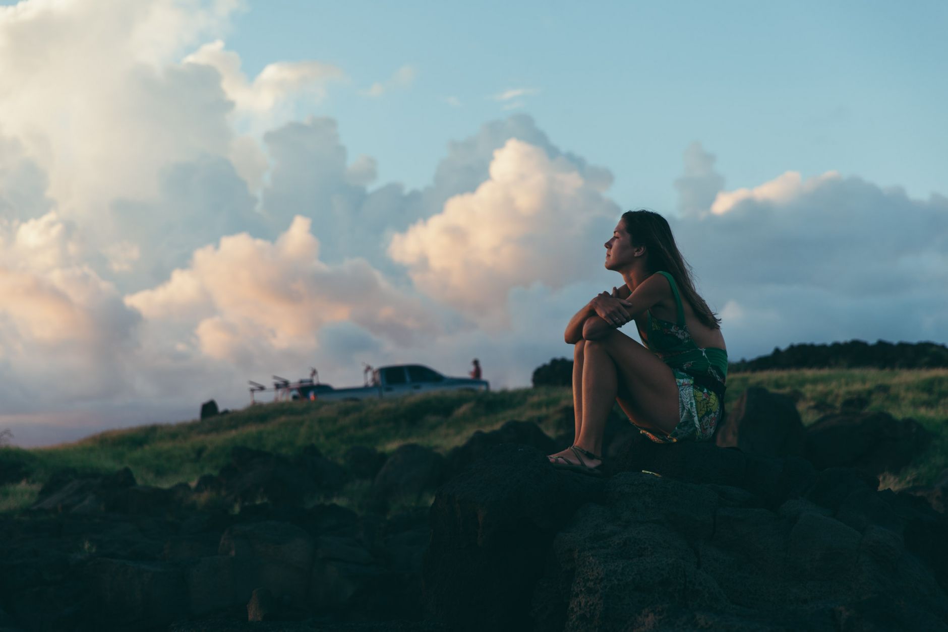 Fille assise sur les rochers, South Point, Big Island, Hawaii