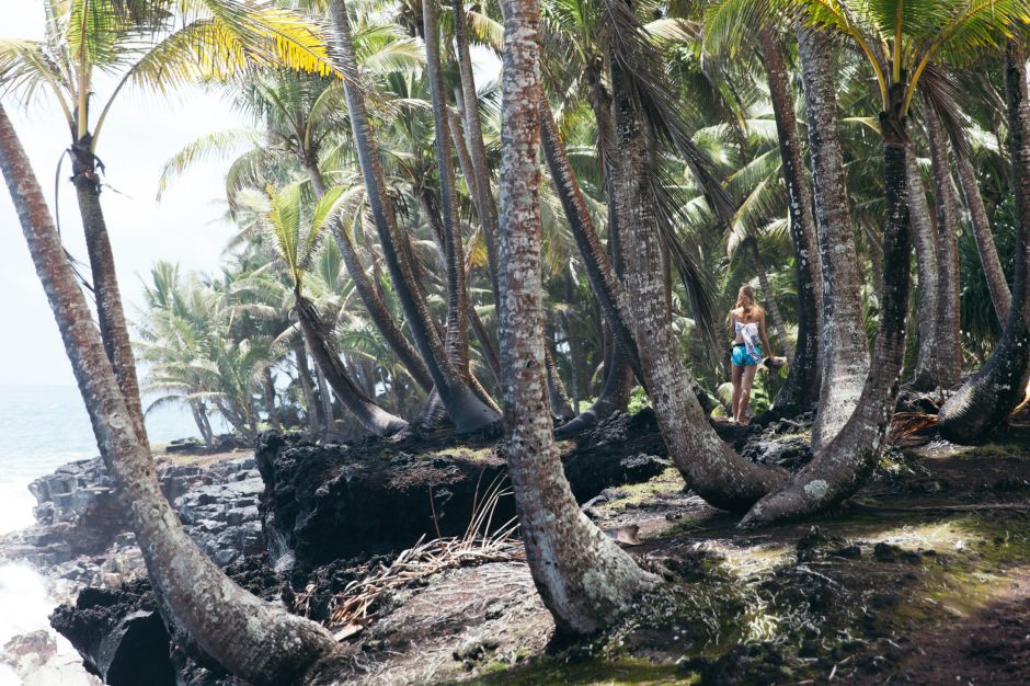 Fille entre les palmiers, Kalapana-Kapoho Rd, Hawaii
